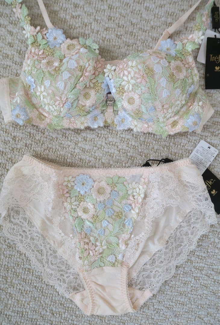 ワコール　トレフル　ブラジャーショーツキャミソール3点