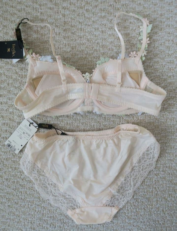 ワコール　トレフル　ブラジャーショーツキャミソール3点