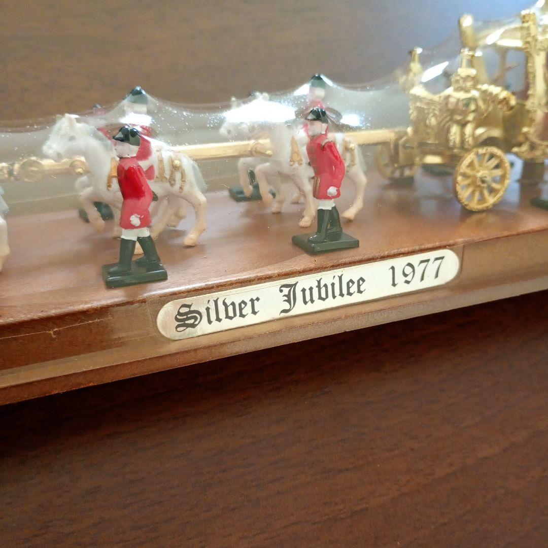 エリザベス女王　シルバージュビリー　馬車　パレード　イギリス王室