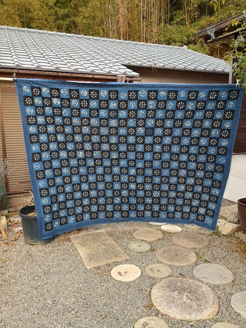藍染木綿 市松模様に絞り花輪染 大きなタペストリー