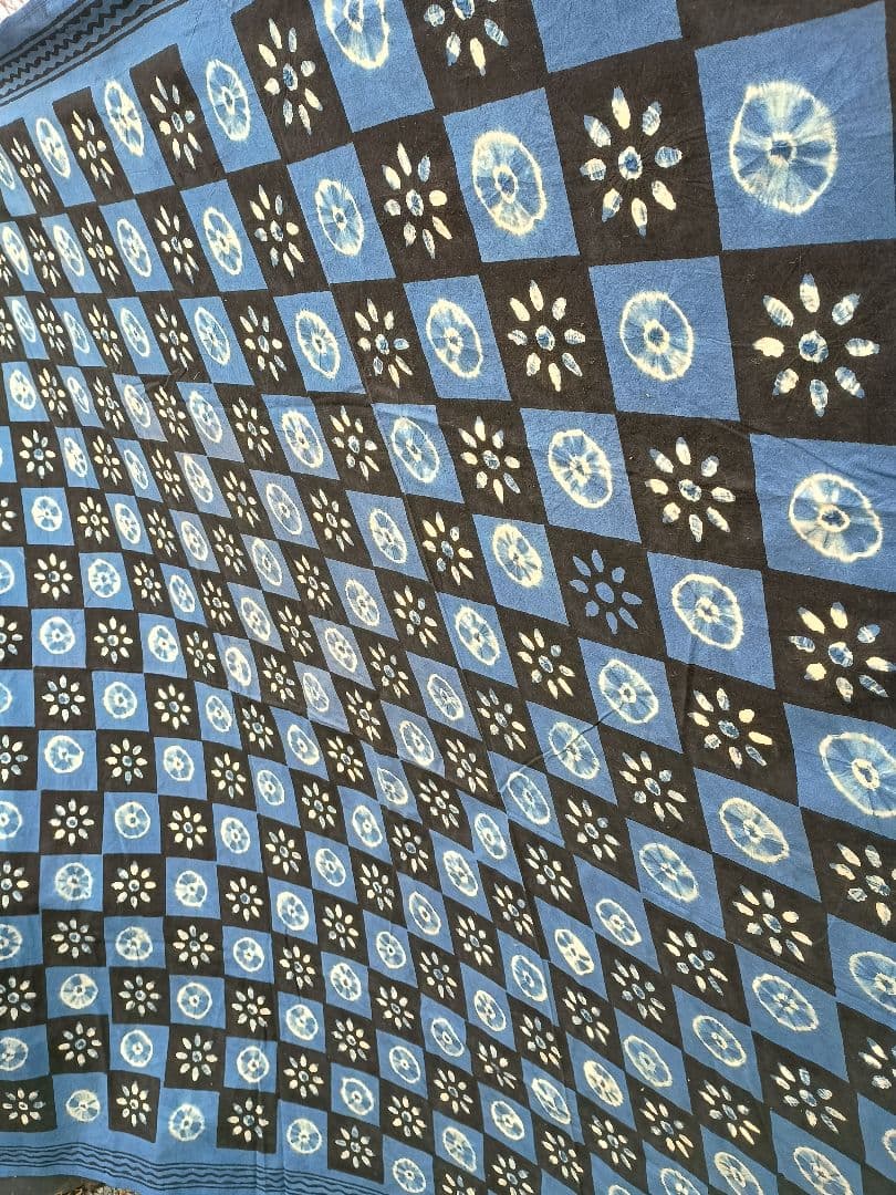 藍染木綿 市松模様に絞り花輪染 大きなタペストリー