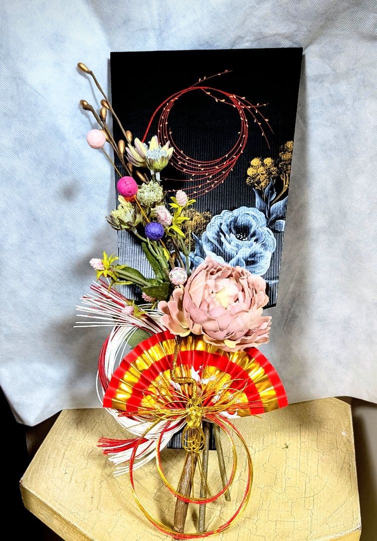 華やかな花飾り漆塗り の羽子板