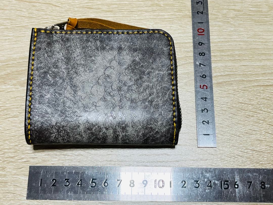 パッと見白いダークブラウン×オルモ（山吹色）のL字ファスナーウォレット