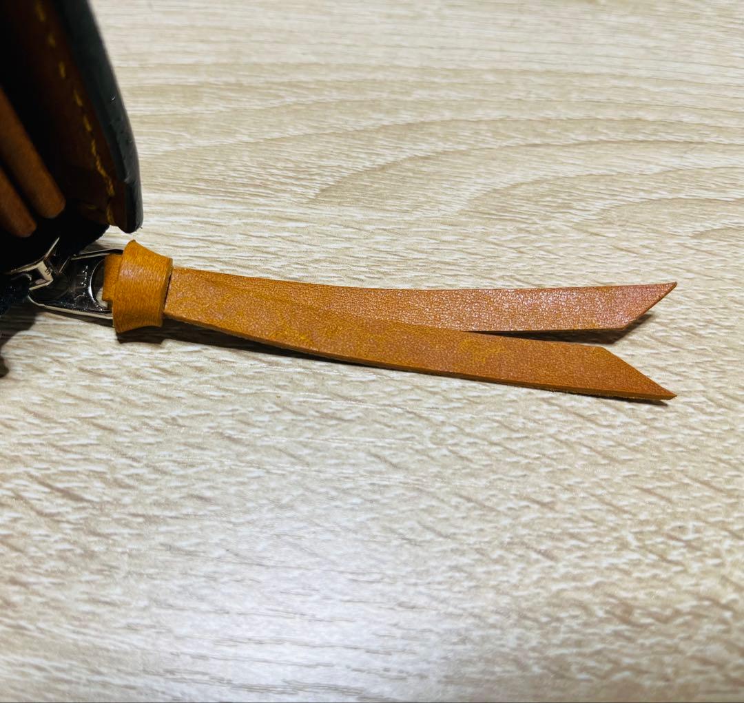 パッと見白いダークブラウン×オルモ（山吹色）のL字ファスナーウォレット