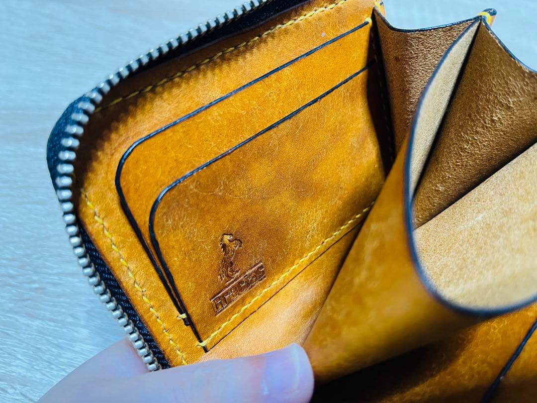 パッと見白いダークブラウン×オルモ（山吹色）のL字ファスナーウォレット