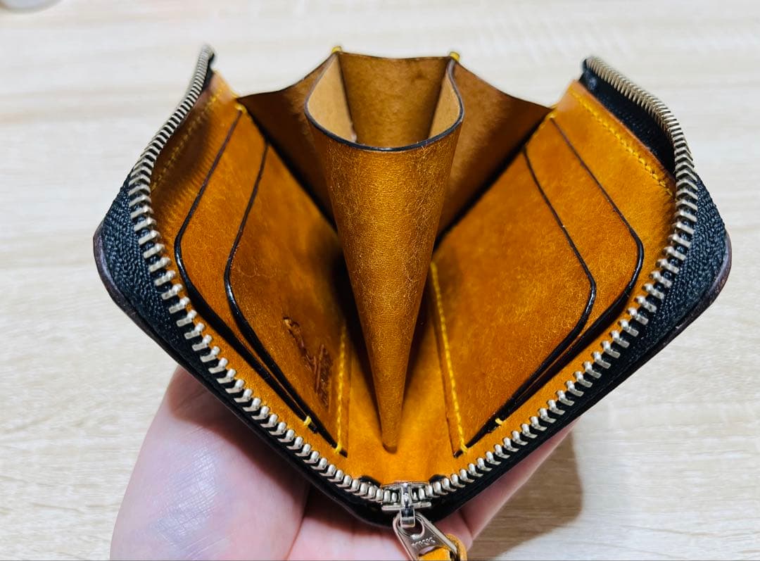 パッと見白いダークブラウン×オルモ（山吹色）のL字ファスナーウォレット