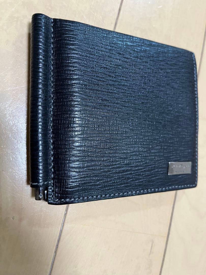 フェラガモ　ブラックレザー 二つ折りマネークリップ