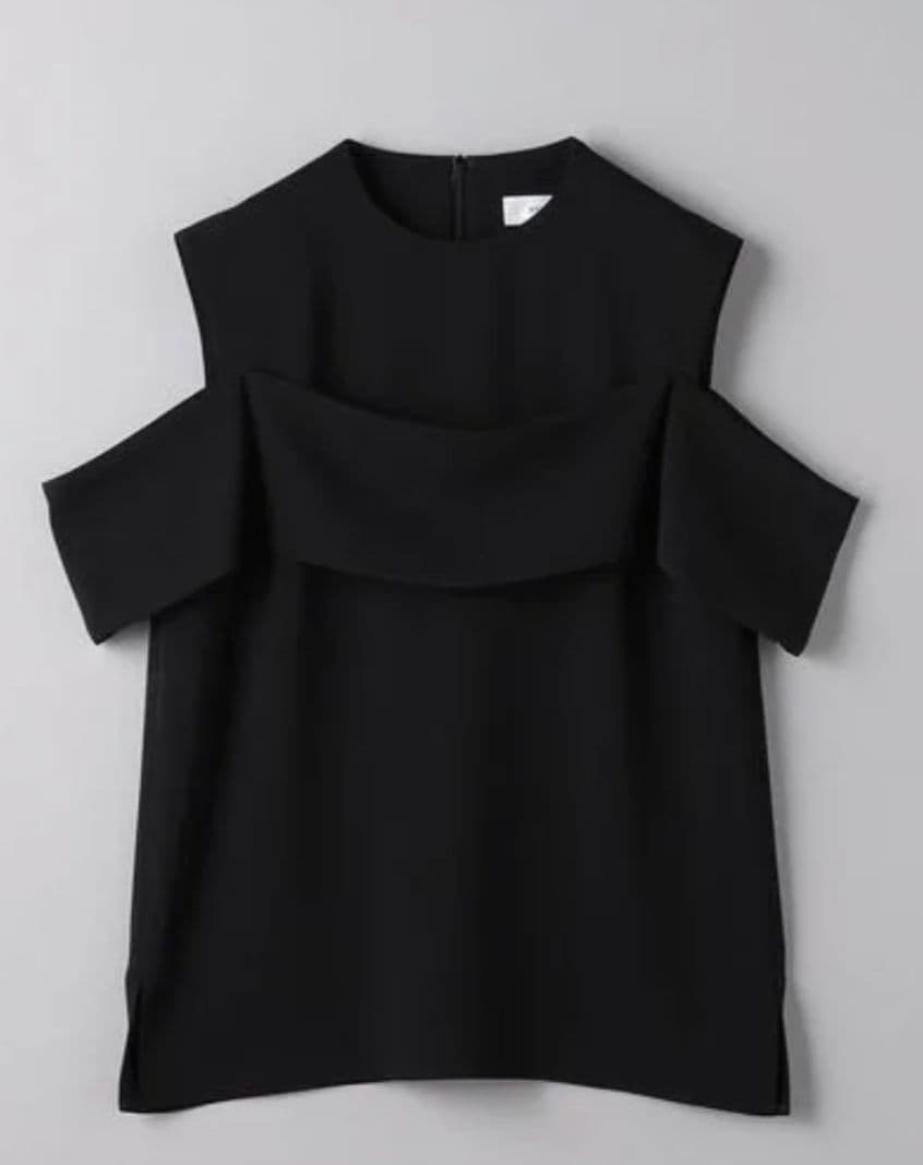 お値引き交渉可　HYKE サテンノースリーブブラウス