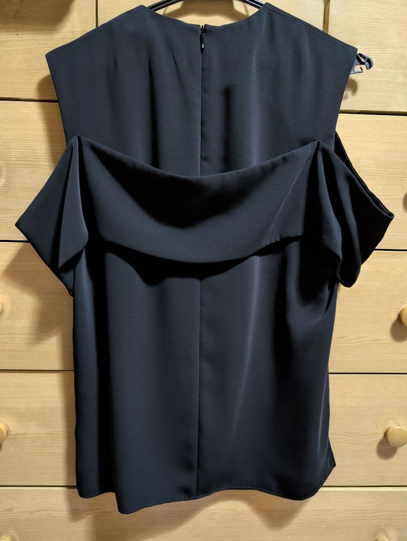 お値引き交渉可　HYKE サテンノースリーブブラウス