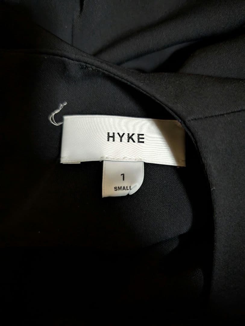 お値引き交渉可　HYKE サテンノースリーブブラウス