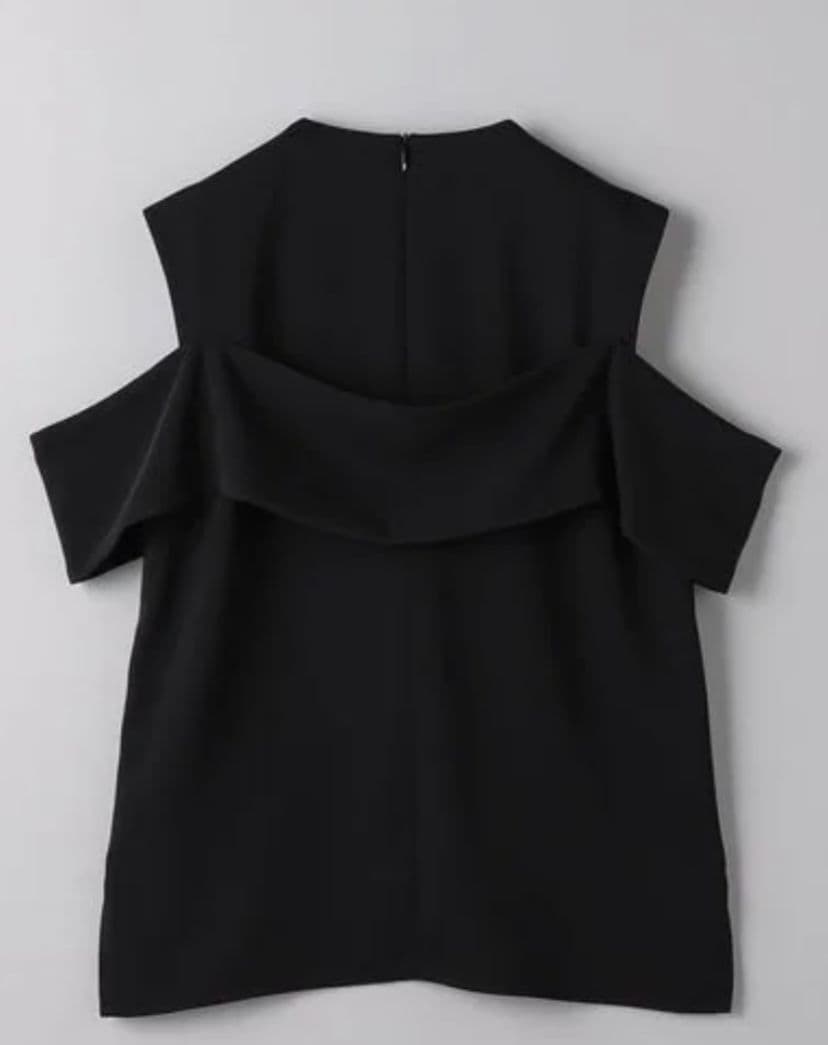 お値引き交渉可　HYKE サテンノースリーブブラウス