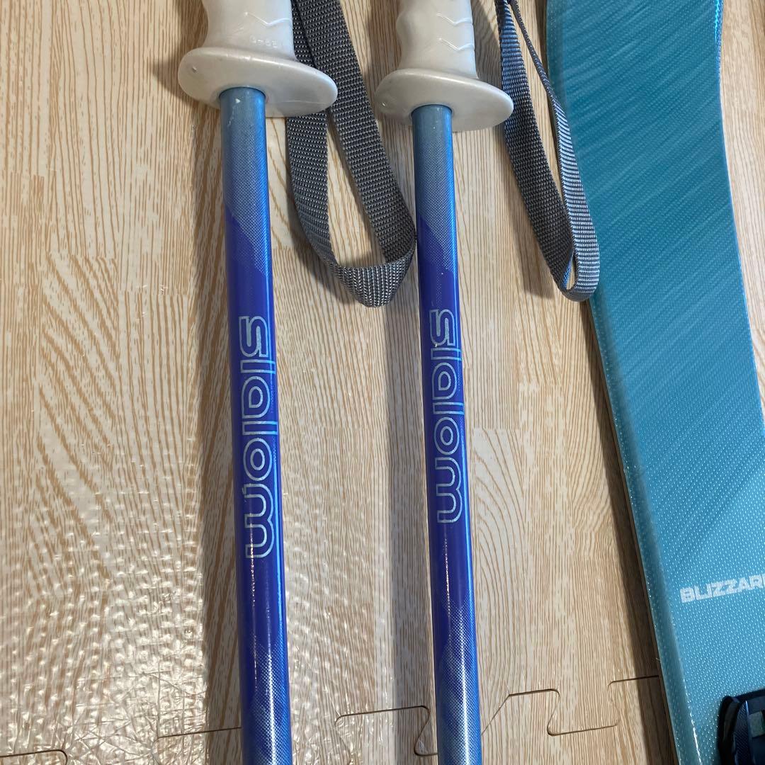 スキー板とストックのセット