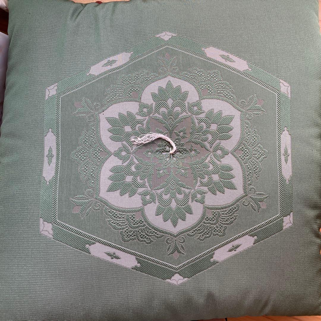 高級座布団５枚送料込み