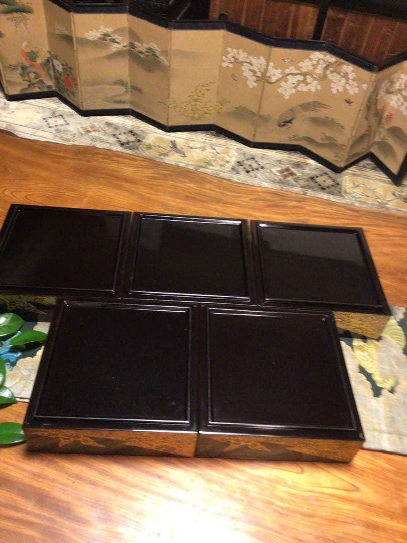 【特別出品】木製輪島塗　沈金　菊に桐紋様　片身代わり台付　５段重