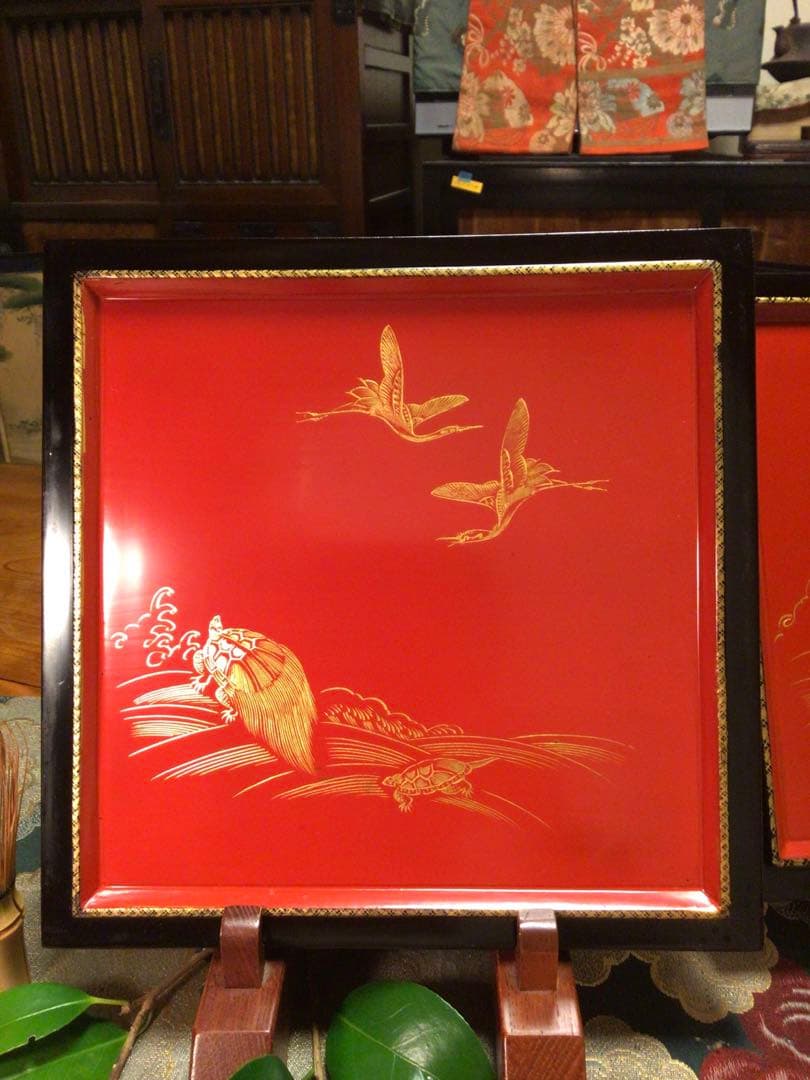 【特別出品】木製輪島塗　沈金　菊に桐紋様　片身代わり台付　５段重