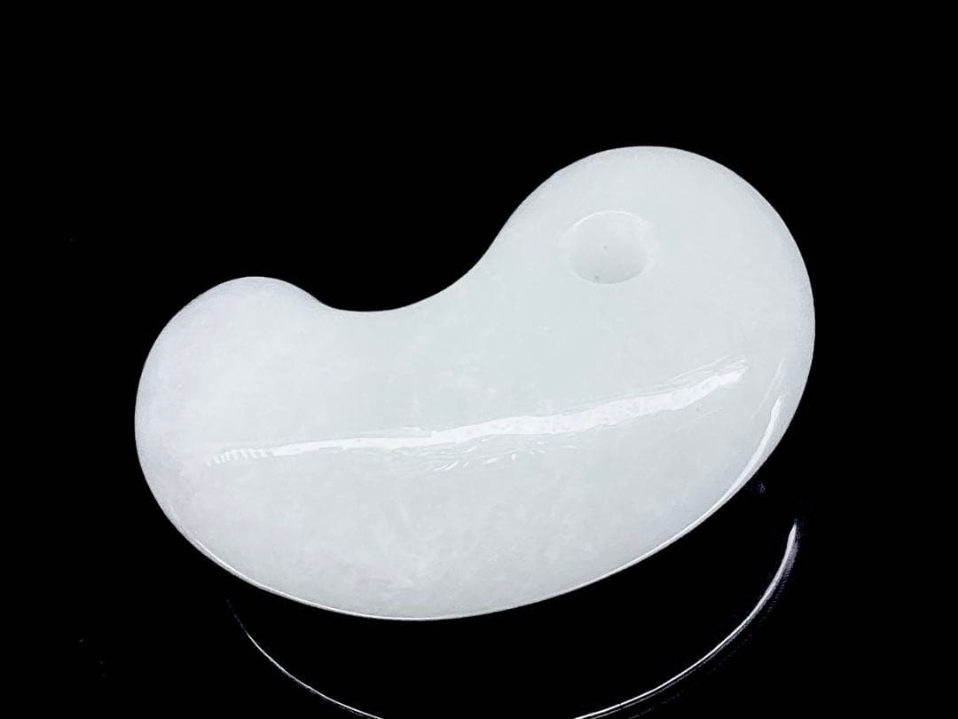 ✳本筋‼️ 糸魚川氷翡翠*アイスジェイド勾玉　ガラス質の透明感　コレクションクラス