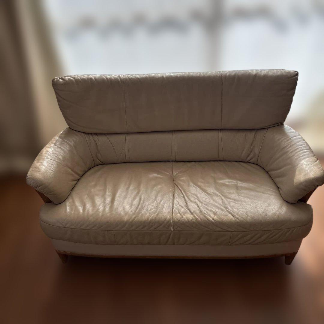 カリモク　ライトベージュ レザー 2人掛けソファ　2月14日まで