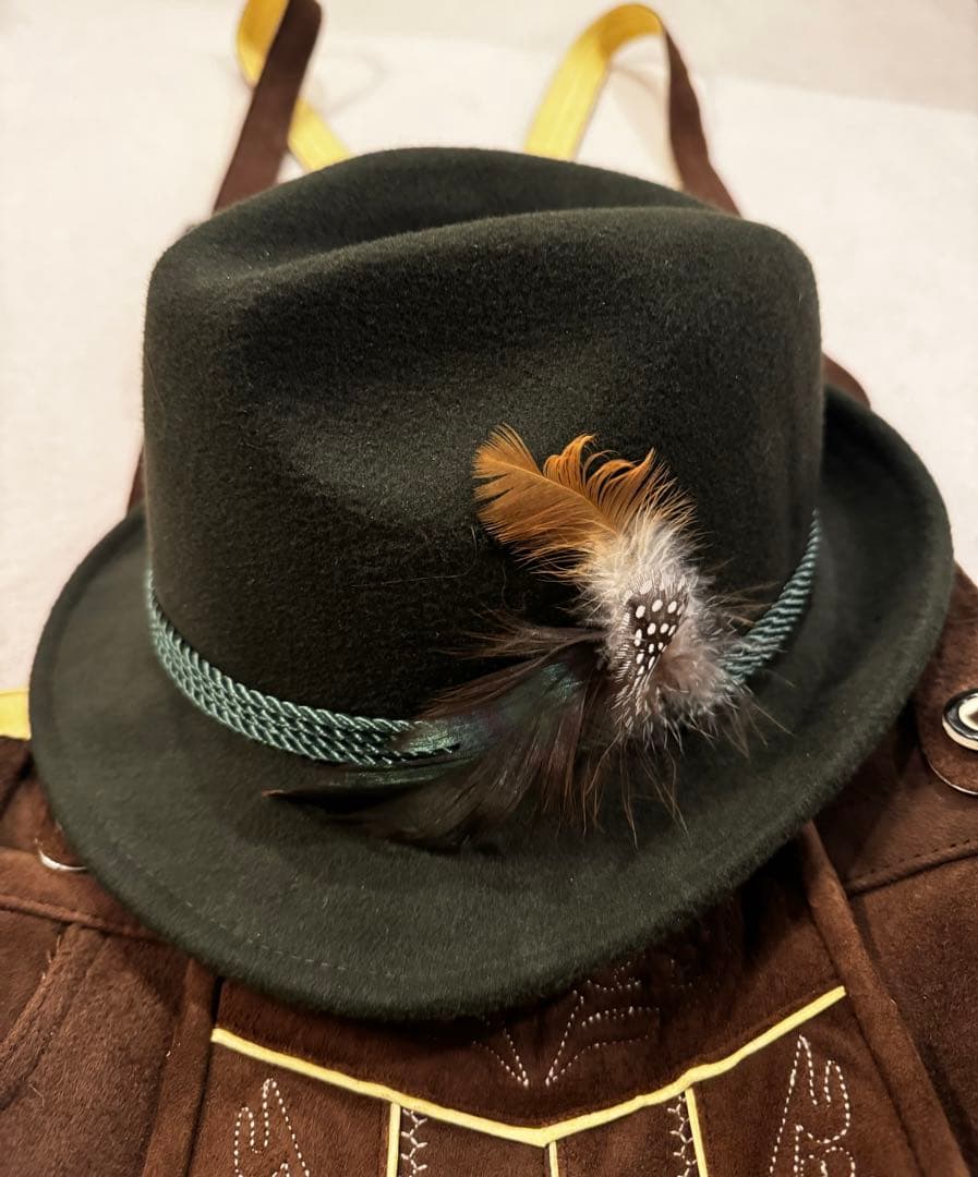 スエード製サスペンダー付きハーフパンツ レーダーホーゼン　羽飾り付き帽子セット