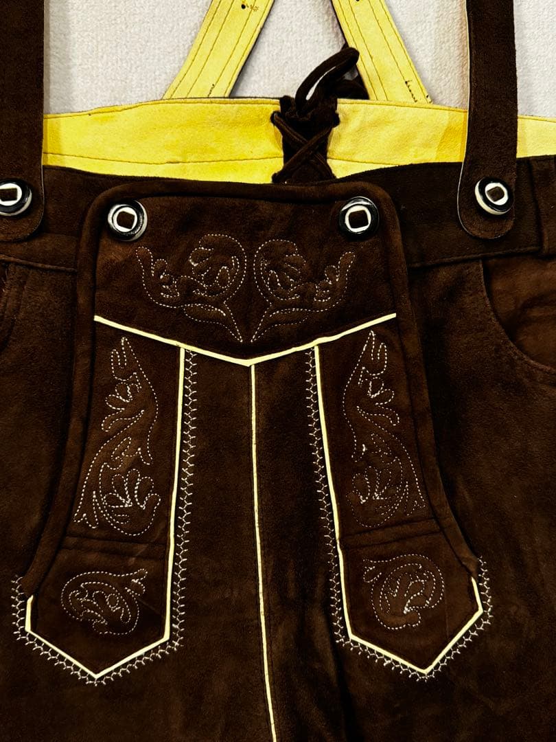 スエード製サスペンダー付きハーフパンツ レーダーホーゼン　羽飾り付き帽子セット