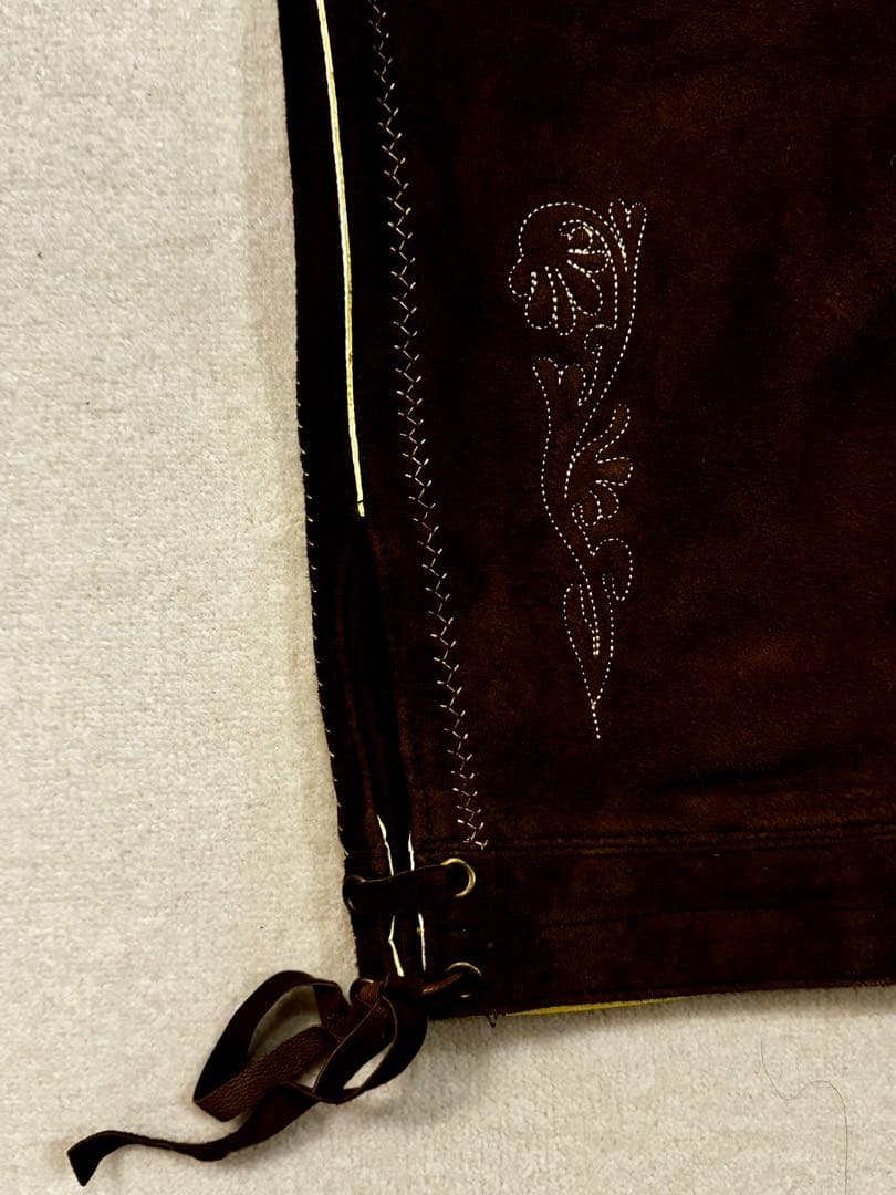 スエード製サスペンダー付きハーフパンツ レーダーホーゼン　羽飾り付き帽子セット