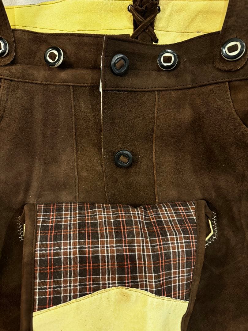 スエード製サスペンダー付きハーフパンツ レーダーホーゼン　羽飾り付き帽子セット