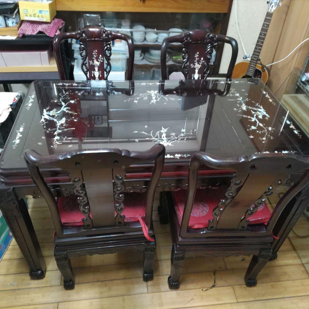 204 中国明式家具、テーブルと椅子４脚セット。手工螺鈿細工付、カバーガラス付。
