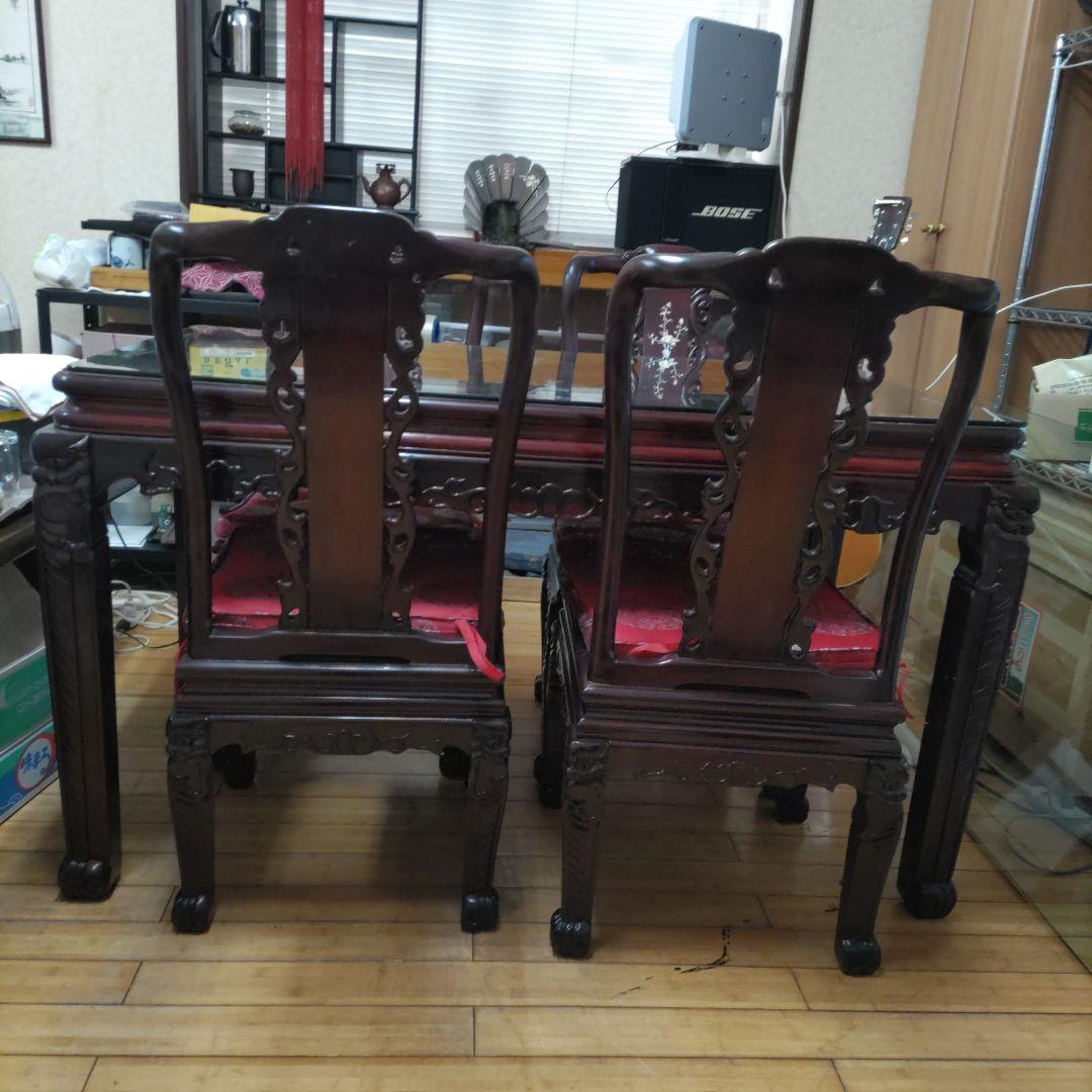 204 中国明式家具、テーブルと椅子４脚セット。手工螺鈿細工付、カバーガラス付。
