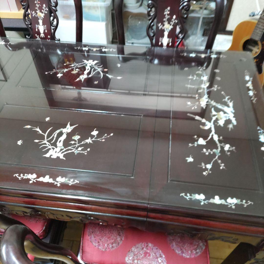 204 中国明式家具、テーブルと椅子４脚セット。手工螺鈿細工付、カバーガラス付。