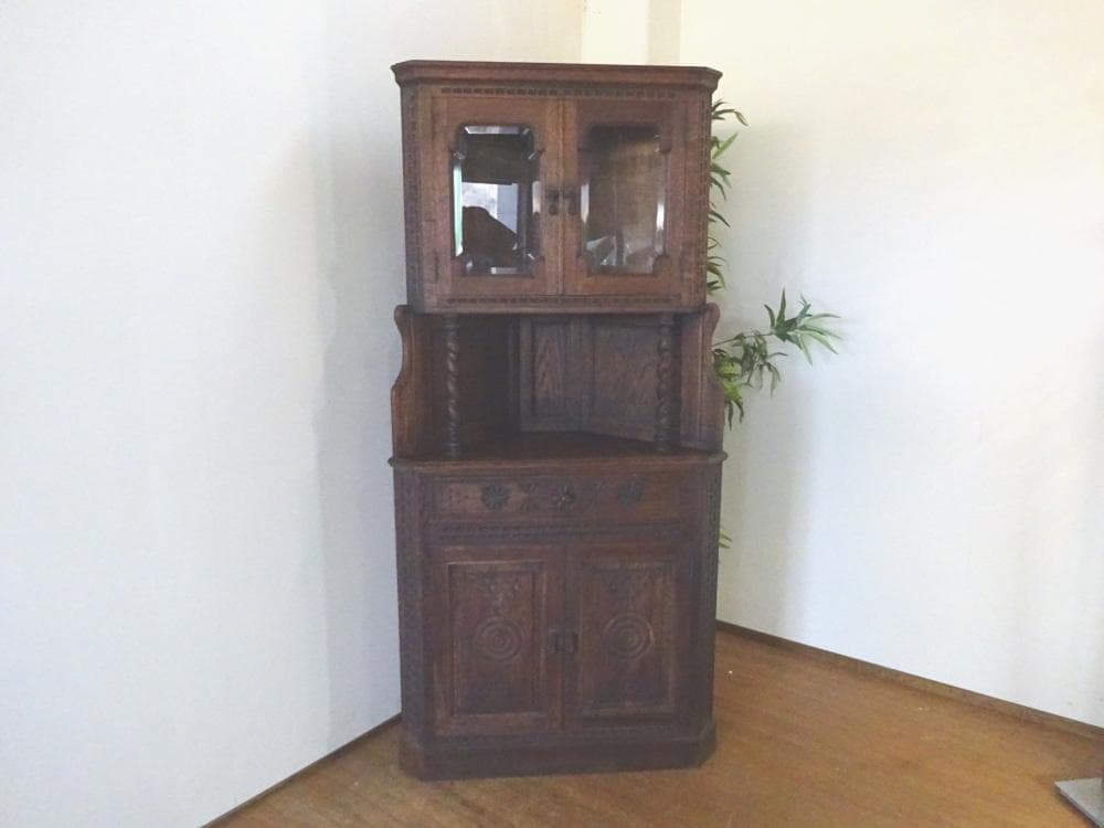 英国アンティーク　コーナーキャビネット　飾り棚　オーク材　手彫り