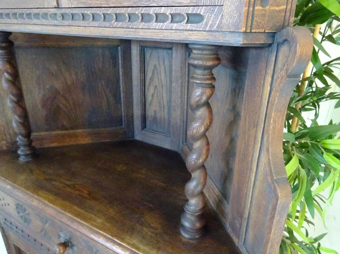 英国アンティーク　コーナーキャビネット　飾り棚　オーク材　手彫り