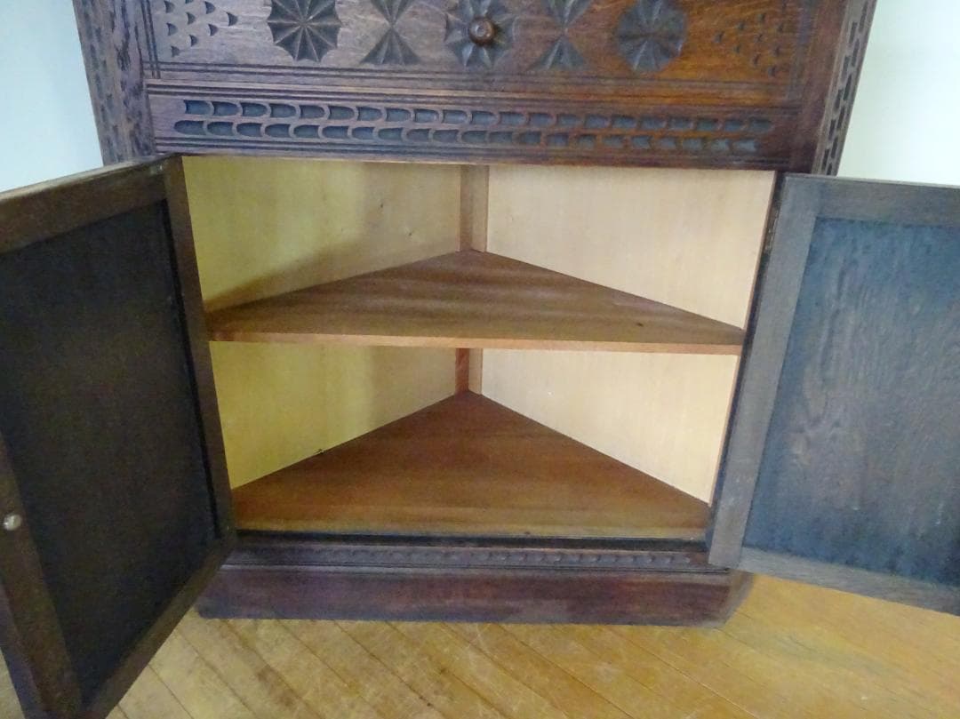 英国アンティーク　コーナーキャビネット　飾り棚　オーク材　手彫り