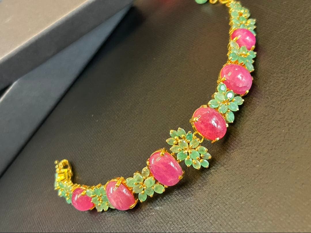 ひろ❣️お取り置き　大粒天然ルビーカボション＆エメラルドブレスレット