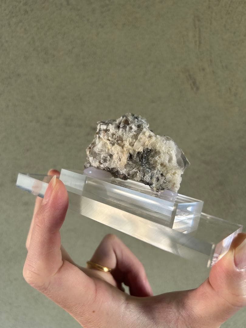 透明鉱石 アクリル台座付き 原石