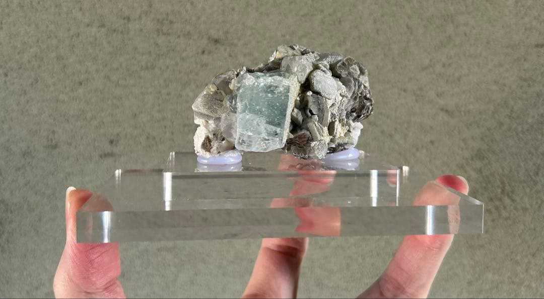 透明鉱石 アクリル台座付き 原石