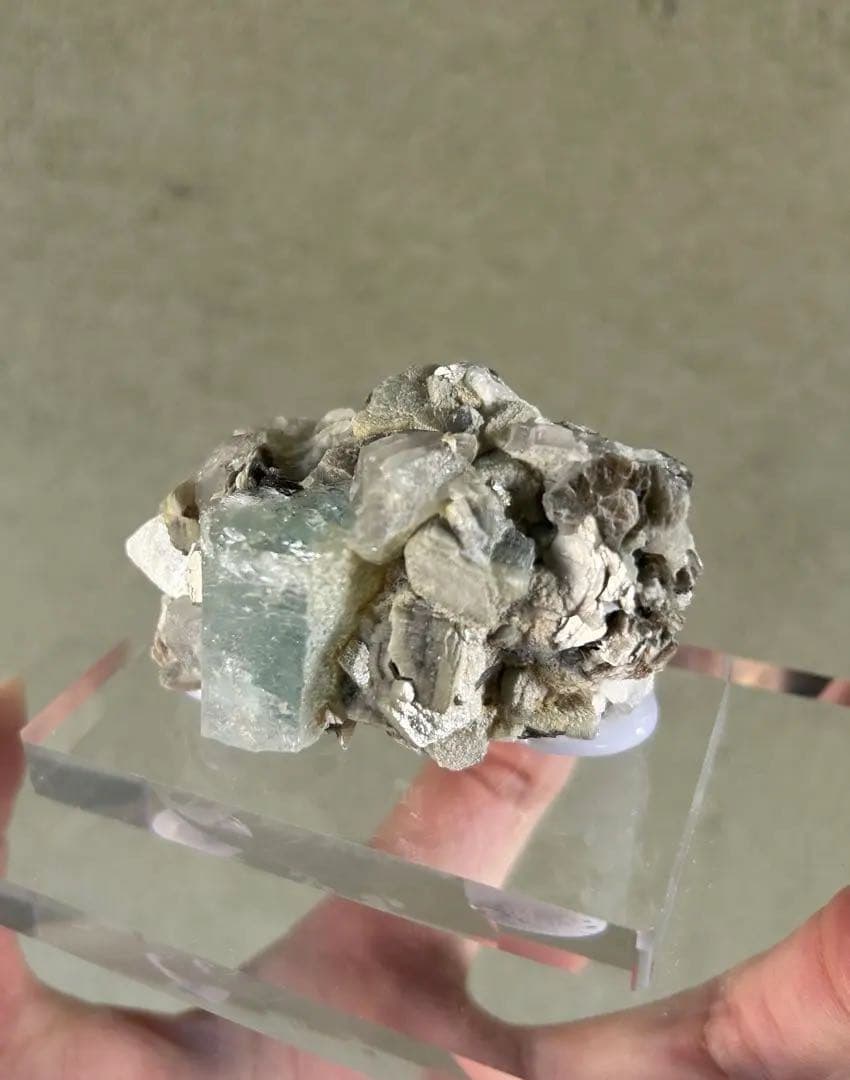 透明鉱石 アクリル台座付き 原石