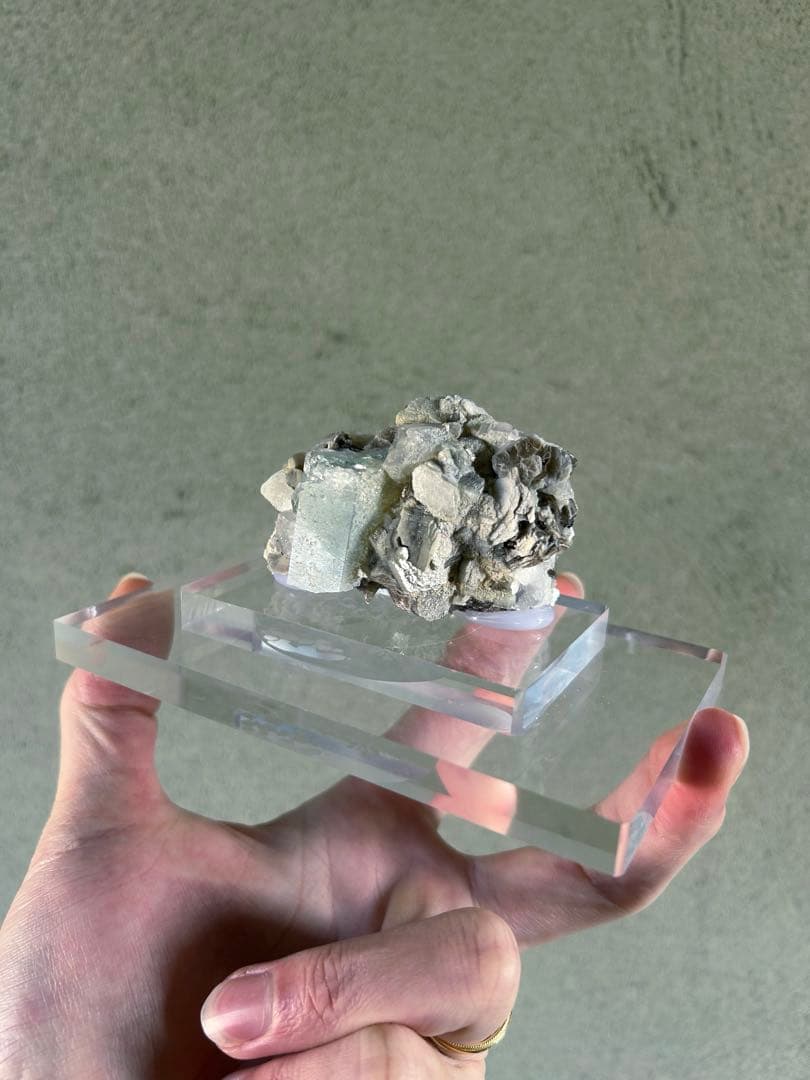 透明鉱石 アクリル台座付き 原石