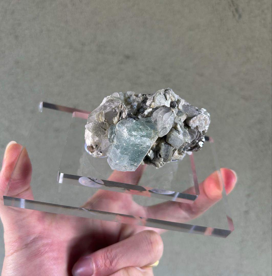 透明鉱石 アクリル台座付き 原石