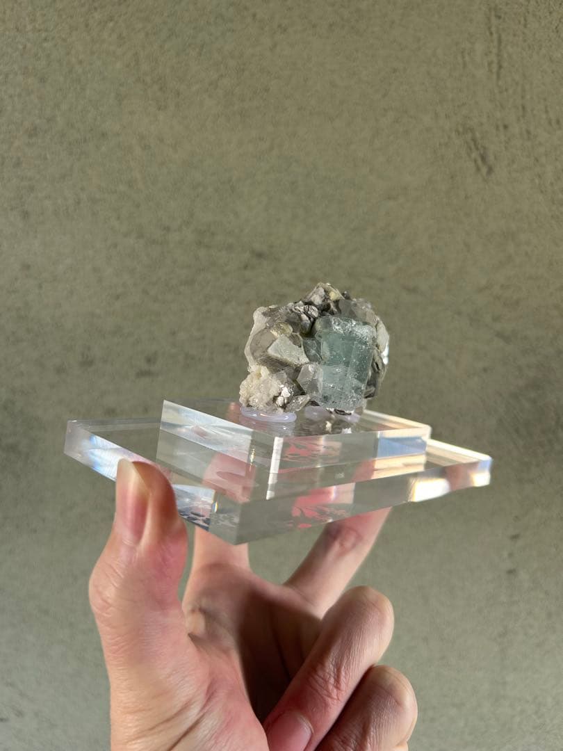 透明鉱石 アクリル台座付き 原石