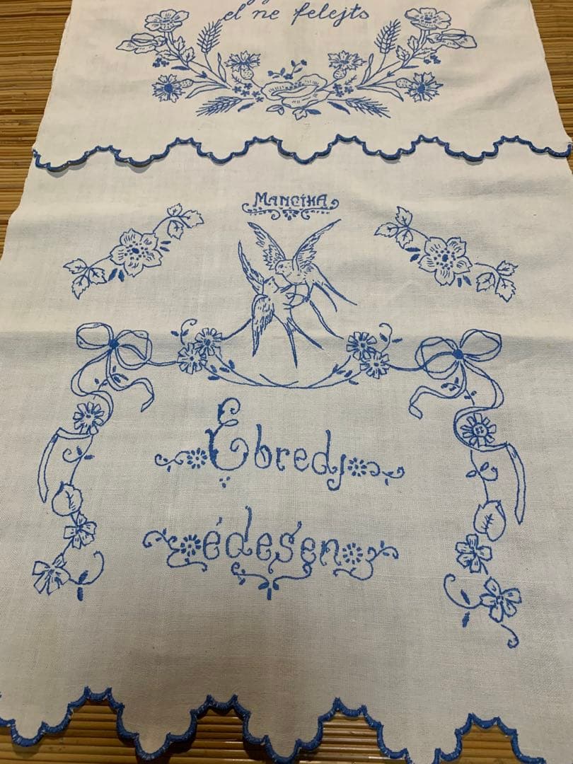 フランスアンティーク　可愛い燕2羽とガーランドがブルーの糸で刺繍された素敵な布！