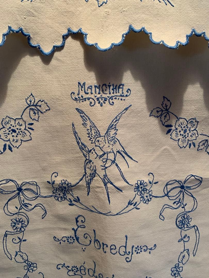 フランスアンティーク　可愛い燕2羽とガーランドがブルーの糸で刺繍された素敵な布！