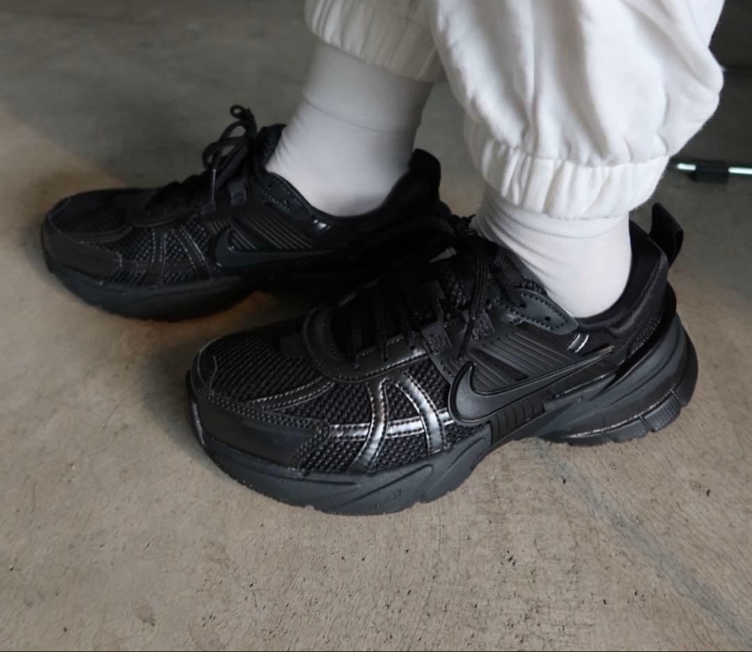 Nike ブラック スニーカー　v2k run