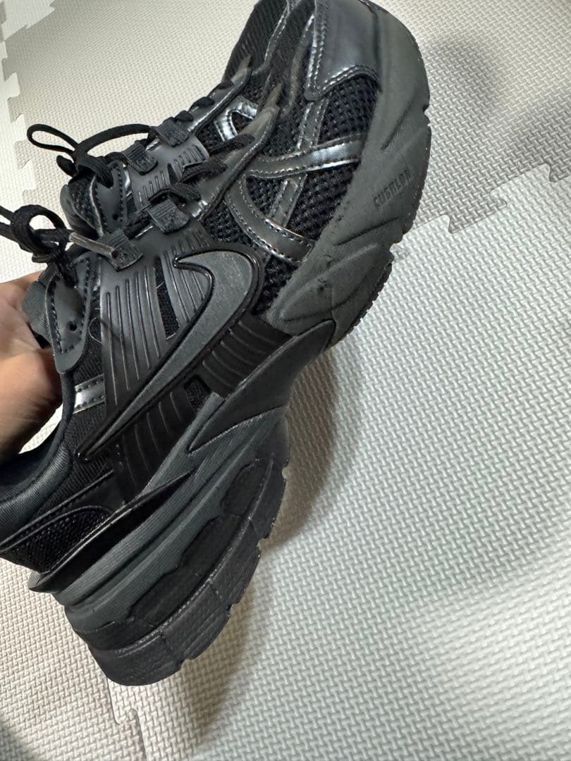 Nike ブラック スニーカー　v2k run