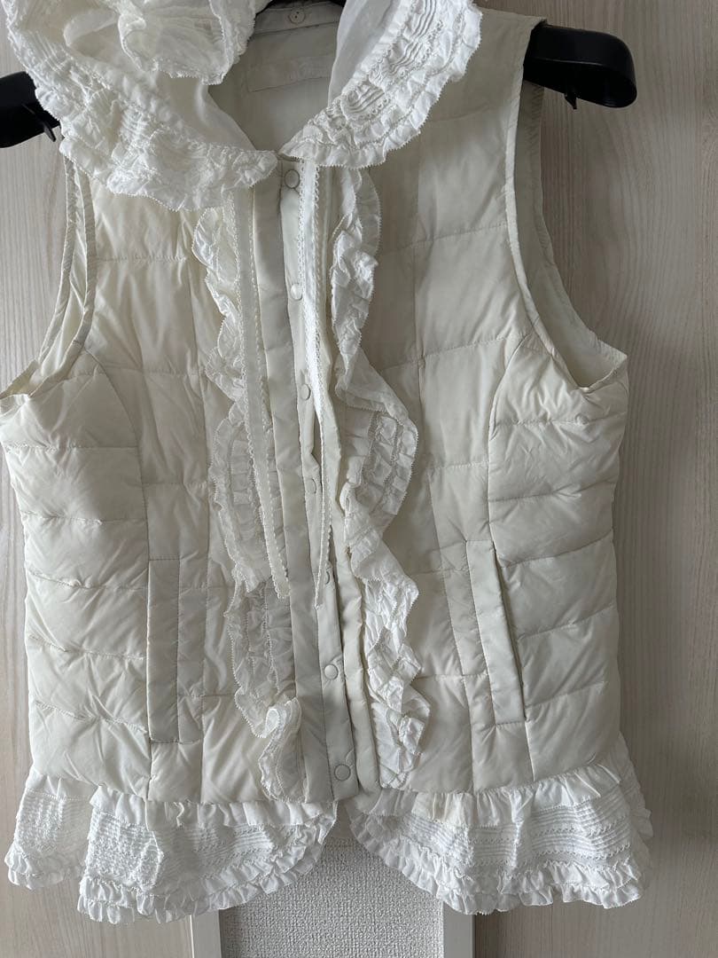 ピンクハウスフリル付きダウンベスト