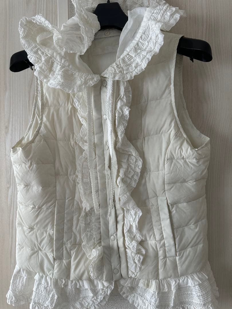 ピンクハウスフリル付きダウンベスト