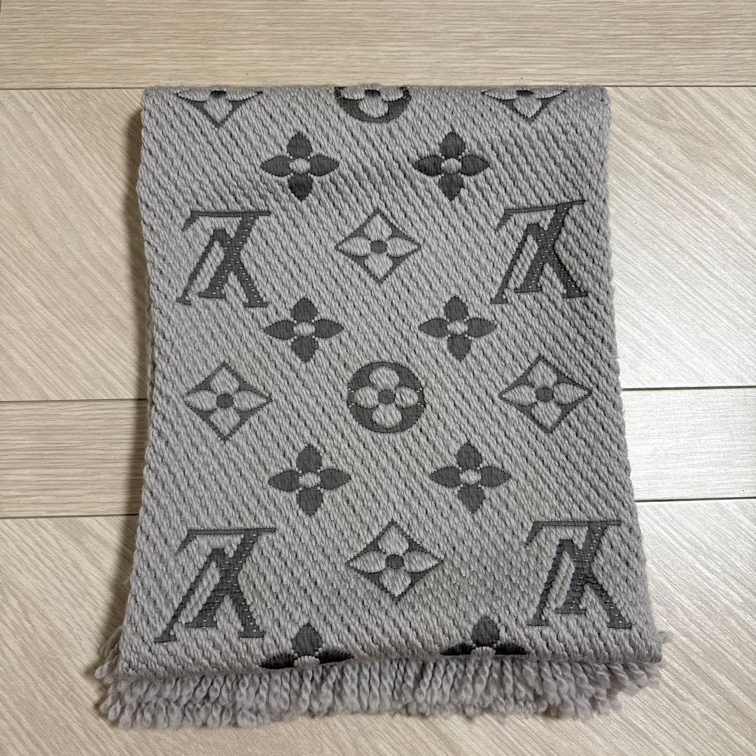 LOUIS VUITTON マフラー　ライトグレー
