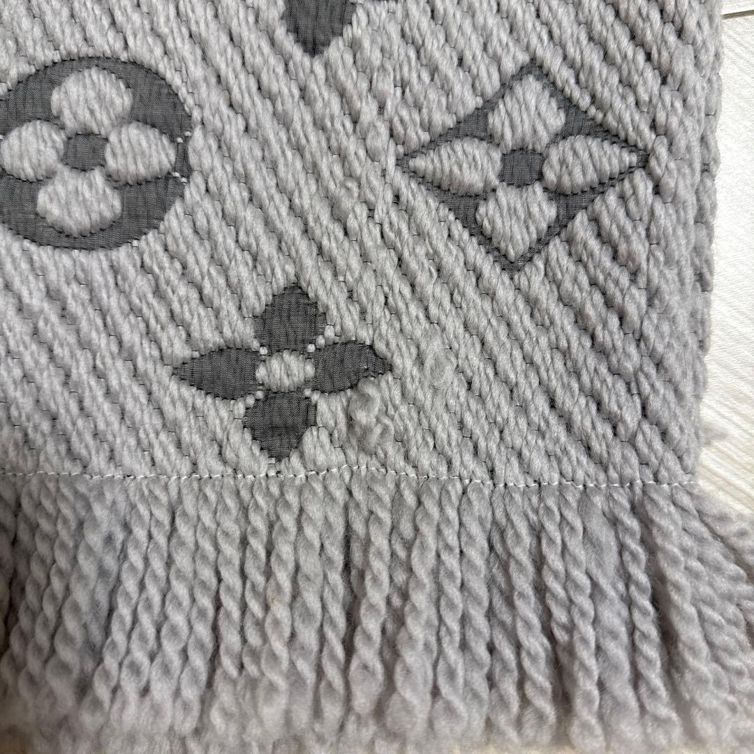 LOUIS VUITTON マフラー　ライトグレー
