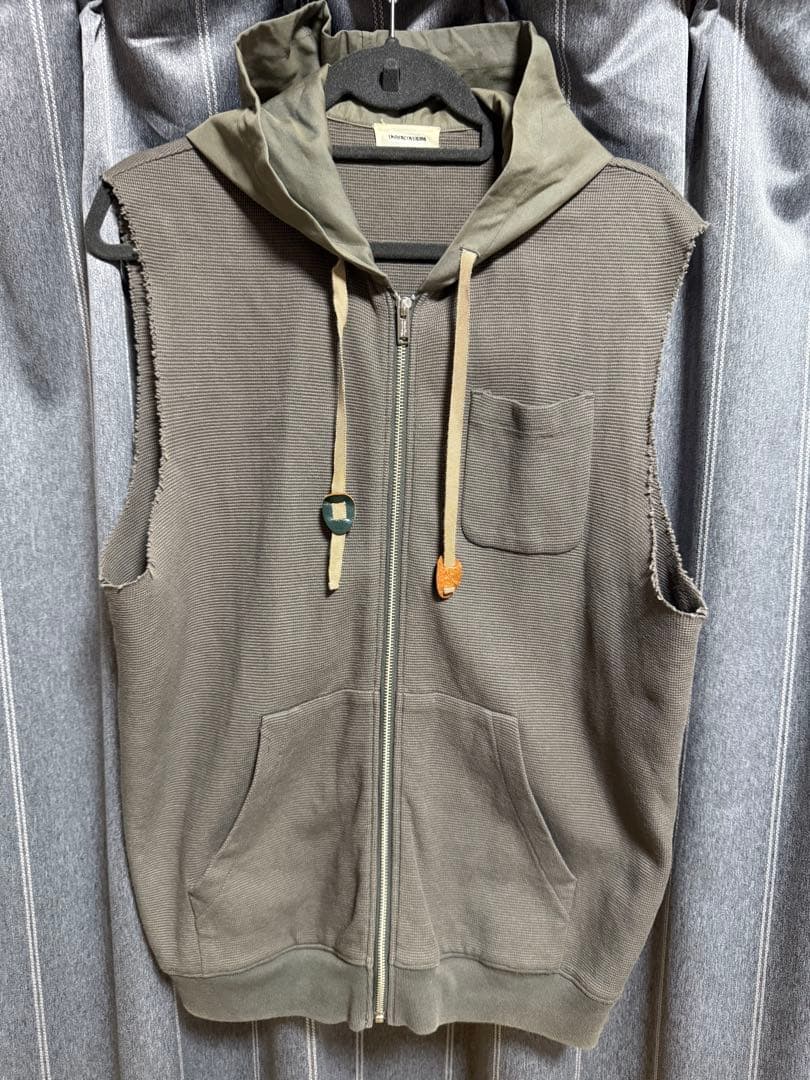 アンダーカバー　オリーブグリーン フード付きジップアップベスト