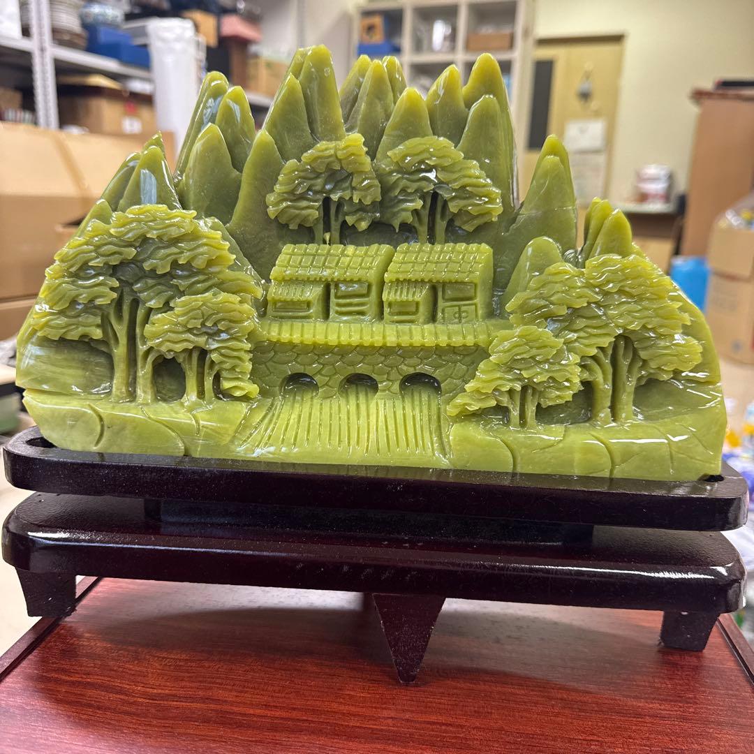 玉の山と家の置物 彫刻 木製台座付き