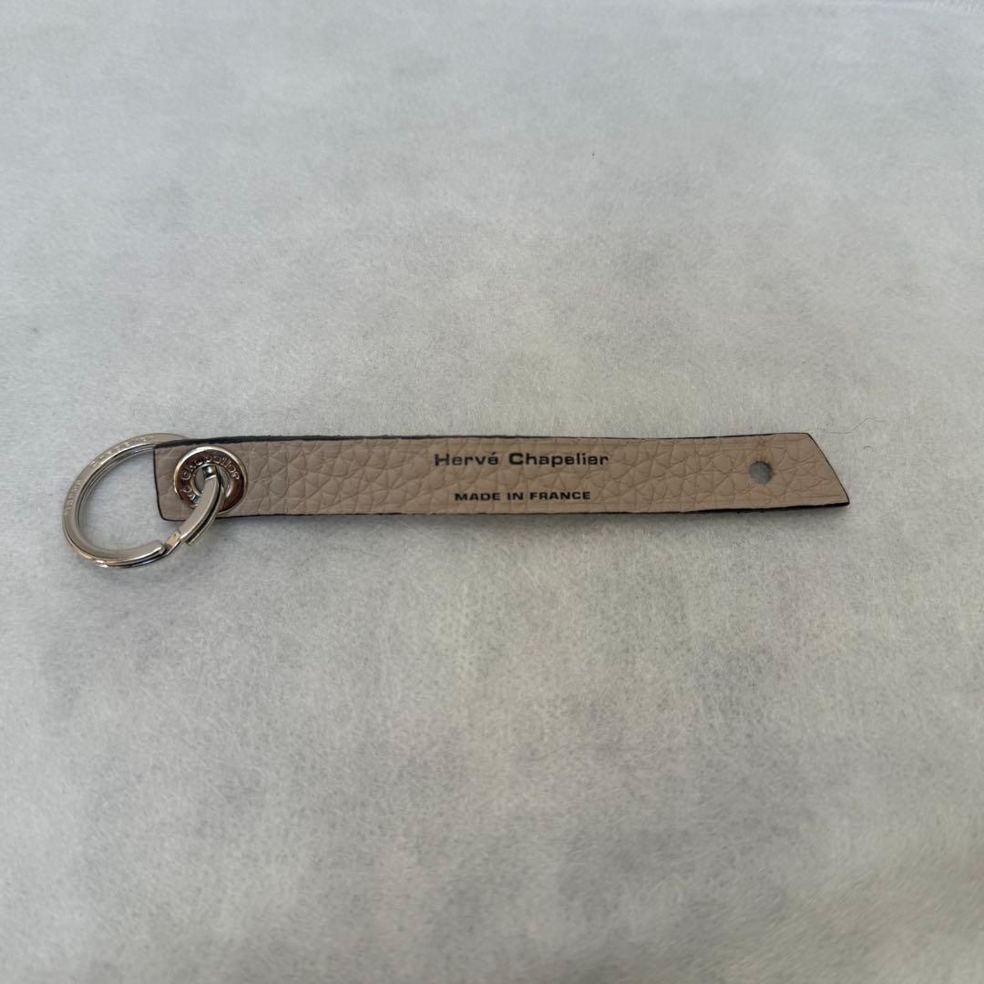 エルベシャプリエ 107LTR レザーキーホルダー グレ