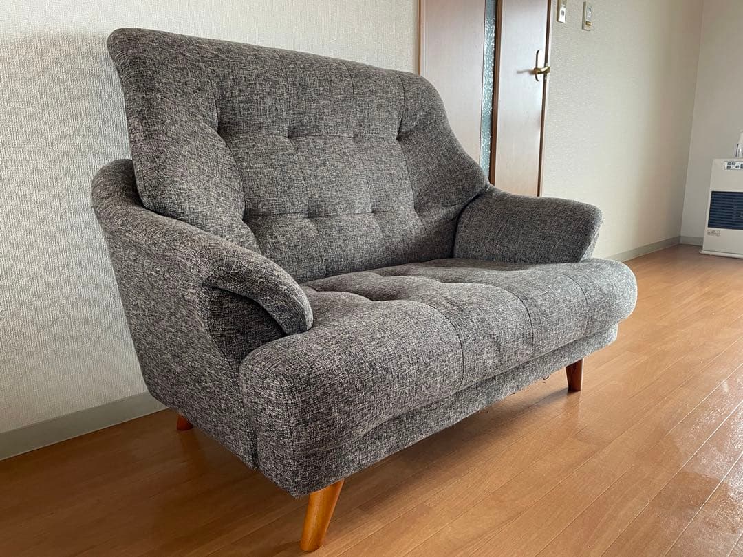 モダンなファブリック2人掛けソファ